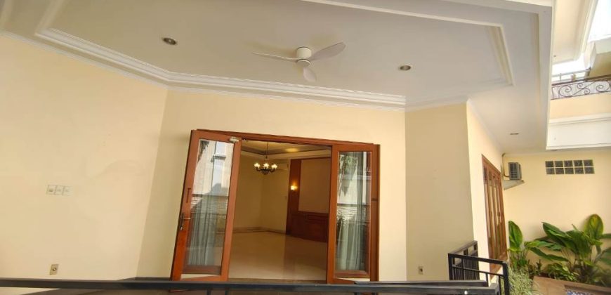Luxury 4 BR House for Rent Near JIS – Private Pool & Prime Pondok Indah Location