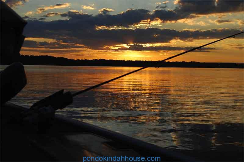 mancing malam hari di sungai