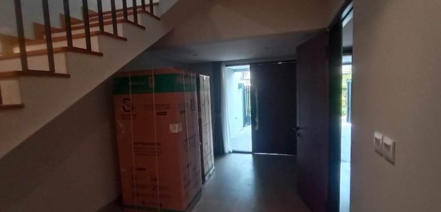 Disewakan Rumah Brand New di Kemang Jakarta Selatan | 4+2 Kamar Tidur, Fully Furnished, 3 Lantai + Rooftop