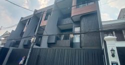 Disewakan Rumah Brand New di Kemang Jakarta Selatan | 4+2 Kamar Tidur, Fully Furnished, 3 Lantai + Rooftop