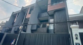 Disewakan Rumah Brand New di Kemang Jakarta Selatan | 4+2 Kamar Tidur, Fully Furnished, 3 Lantai + Rooftop