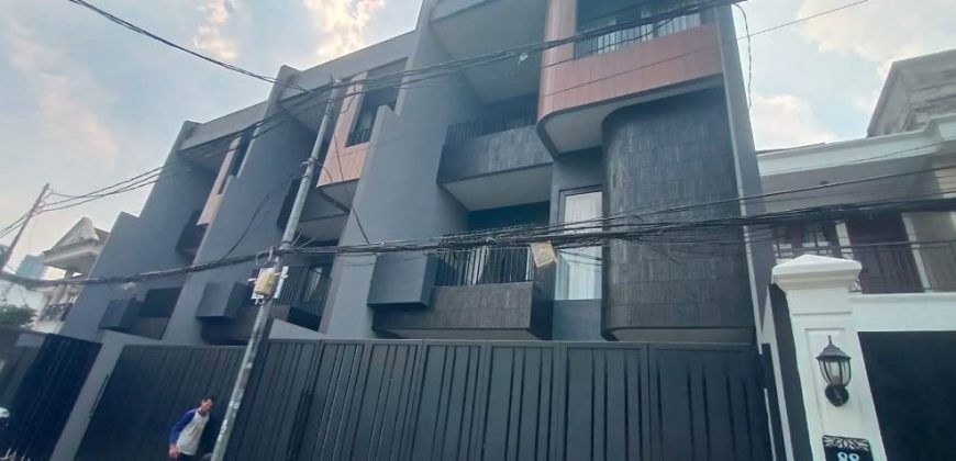 Disewakan Rumah Brand New di Kemang Jakarta Selatan | 4+2 Kamar Tidur, Fully Furnished, 3 Lantai + Rooftop