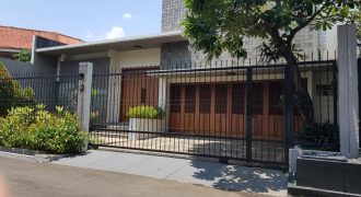 Jual Rumah Mewah Modern Tropis di Kemang Selatan | Halaman Luas, Kolam Renang, SHM
