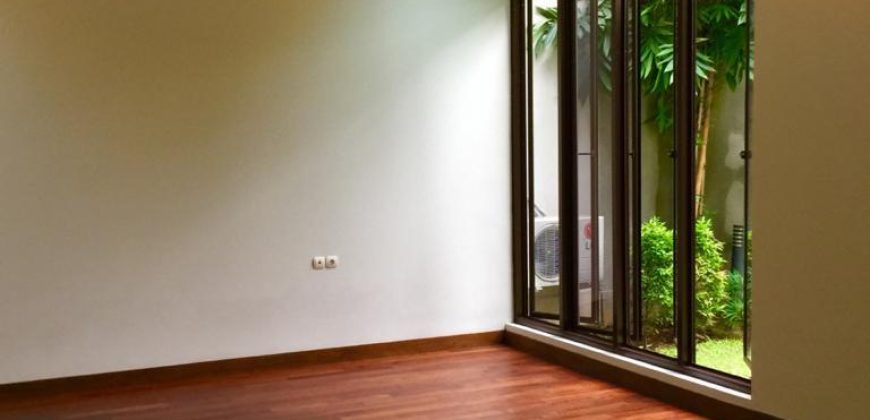 Jual Rumah Mewah Modern Tropis di Kemang Selatan | Halaman Luas, Kolam Renang, SHM