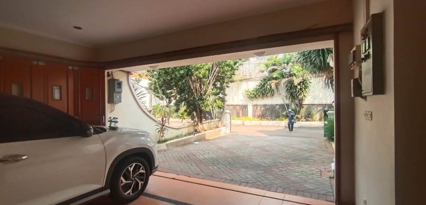 Jual Rumah Mewah American Classic di Kemang, Jakarta Selatan – SHM, Kolam Renang Pribadi, LT 742 m²