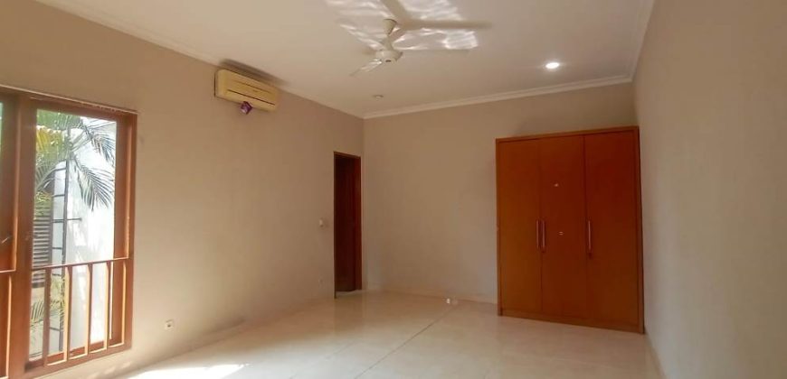 Jual Rumah Mewah American Classic di Kemang, Jakarta Selatan – SHM, Kolam Renang Pribadi, LT 742 m²