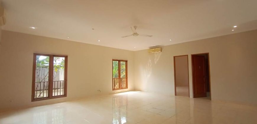 Jual Rumah Mewah American Classic di Kemang, Jakarta Selatan – SHM, Kolam Renang Pribadi, LT 742 m²