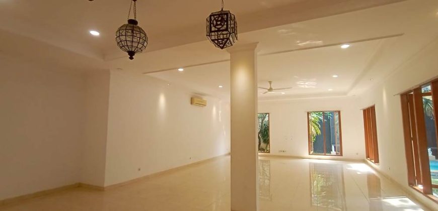 Jual Rumah Mewah American Classic di Kemang, Jakarta Selatan – SHM, Kolam Renang Pribadi, LT 742 m²