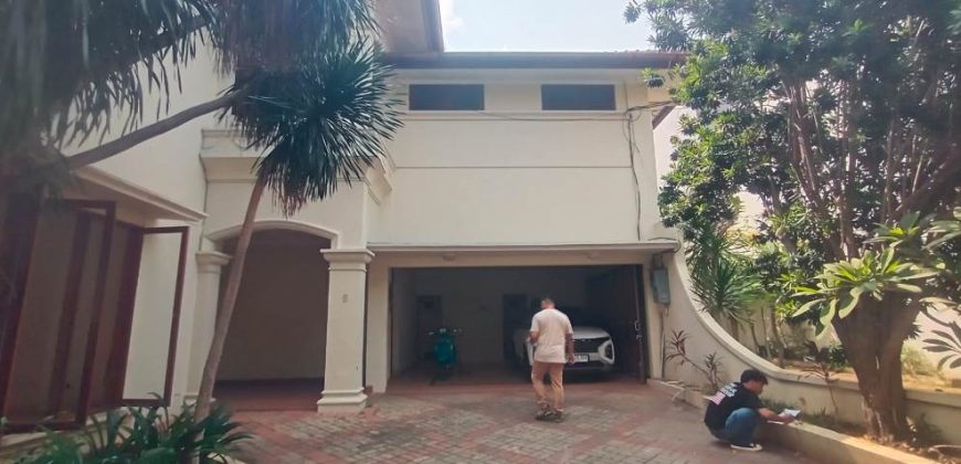 Jual Rumah Mewah American Classic di Kemang, Jakarta Selatan – SHM, Kolam Renang Pribadi, LT 742 m²