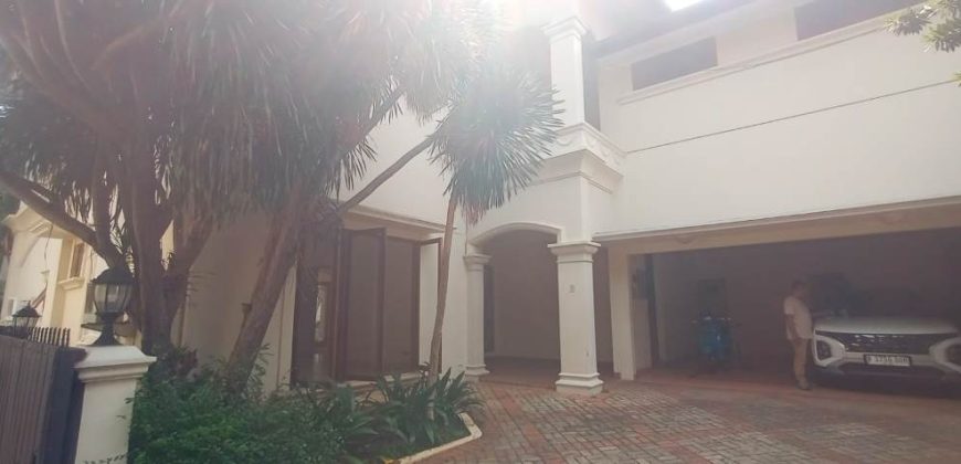 Jual Rumah Mewah American Classic di Kemang, Jakarta Selatan – SHM, Kolam Renang Pribadi, LT 742 m²
